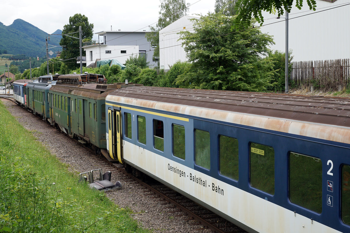 OeBB: WEITERES KAPITEL DER GESCHICHTE VON DER OeBB ABGESCHLOSSEN.
Am frühen Morgen des 3. Juli 2017 wurden die beiden BDe 4/4 641/651 sowie der BDt 905 und der AB EWII 505 von Balsthal nach Stein-Säckingen mit einer Vmax 60km/h überführt.
Die letzten Aufnahmen von den Fahrzeugen die während mehreren Jahren das Gesicht der OeBB prägten, entstanden am 1. Juli 2017 in Balsthal. Bei Eisenbahnfreunden aus dem solothurnischen Schwarzbubenland waren diese Fahrzeuge so beliebt, dass sie im letzten Moment einen Sitzbank für ihre Sammlung ausbauten.
Foto: Walter Ruetsch
  