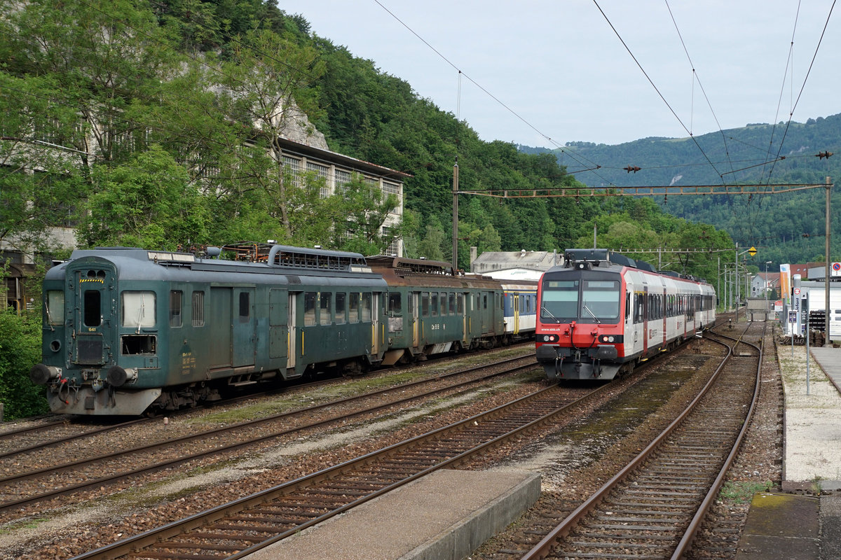 OeBB: WEITERES KAPITEL DER GESCHICHTE VON DER OeBB ABGESCHLOSSEN.
Am frühen Morgen des 3. Juli 2017 wurden die beiden BDe 4/4 641/651 sowie der BDt 905 und der AB EWII 505 von Balsthal nach Stein-Säckingen mit einer Vmax 60km/h überführt.
EINST und JETZT in der Klus bei Balsthal am 10. Juni 2017.
Foto: Walter Ruetsch   