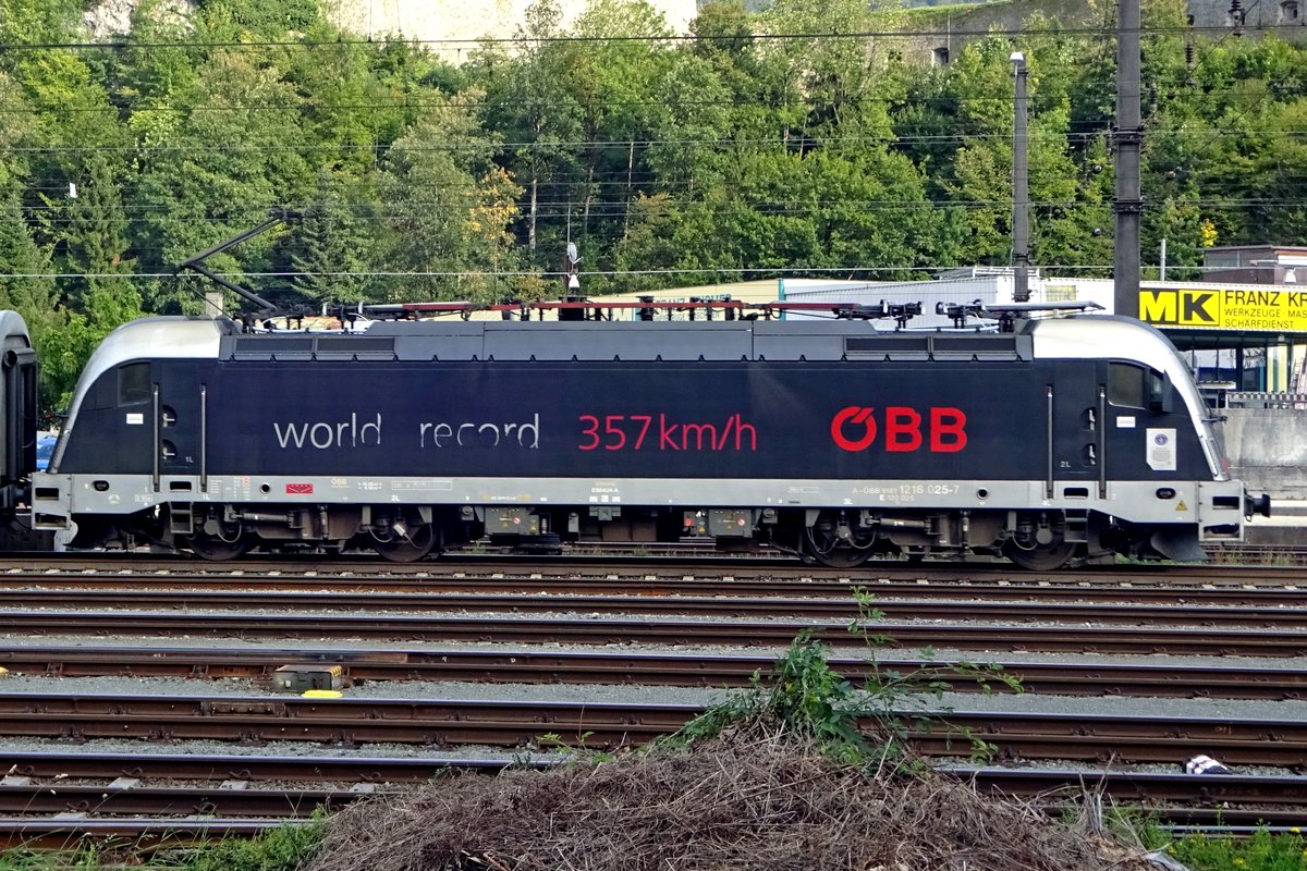 ÖBB Weltrekordlok 1216 025 war am 17 September 2019 in Kufstein. Die Aufkleber haben besserer Zeiten gesehen.