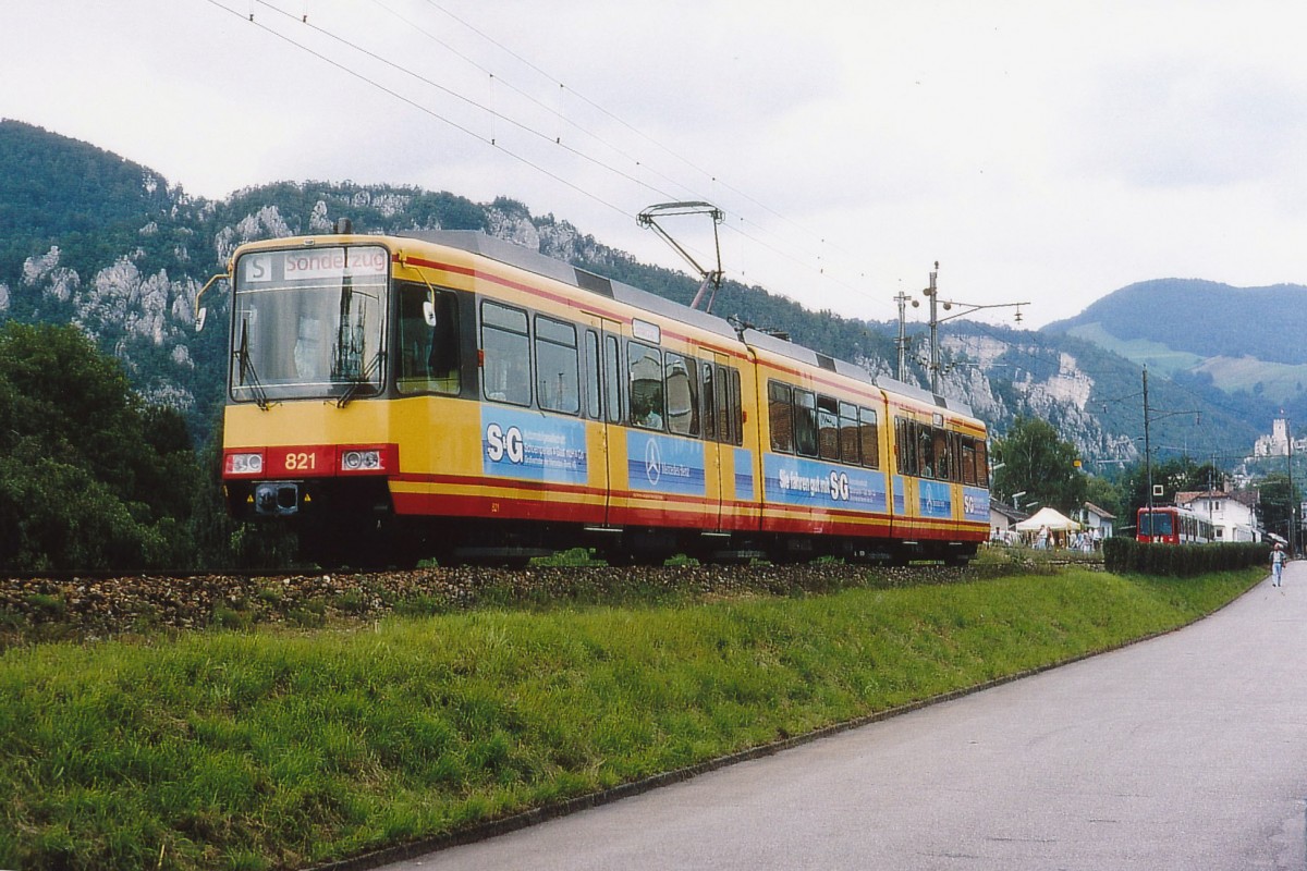 OeBB/AVG: Anlässlich eines Bahnfestes im August 1995 verkehrte der Karlsruher S-Bahn Triebzug 821 auf der Oensingen Balsthal Bahn im planmässigen Dienst. Obschon dieser damals sehr moderne und komfortalbe Triebzug aus Deutschland bei der Thaler Bevölkerung gut ankam, setzte die OeBB weiterhin auf Occasionsfahrzeuge aus der Schweiz. Die Aufnahme entstand bei der Ausfahrt Balsthal.
Foto: Walter Ruetsch