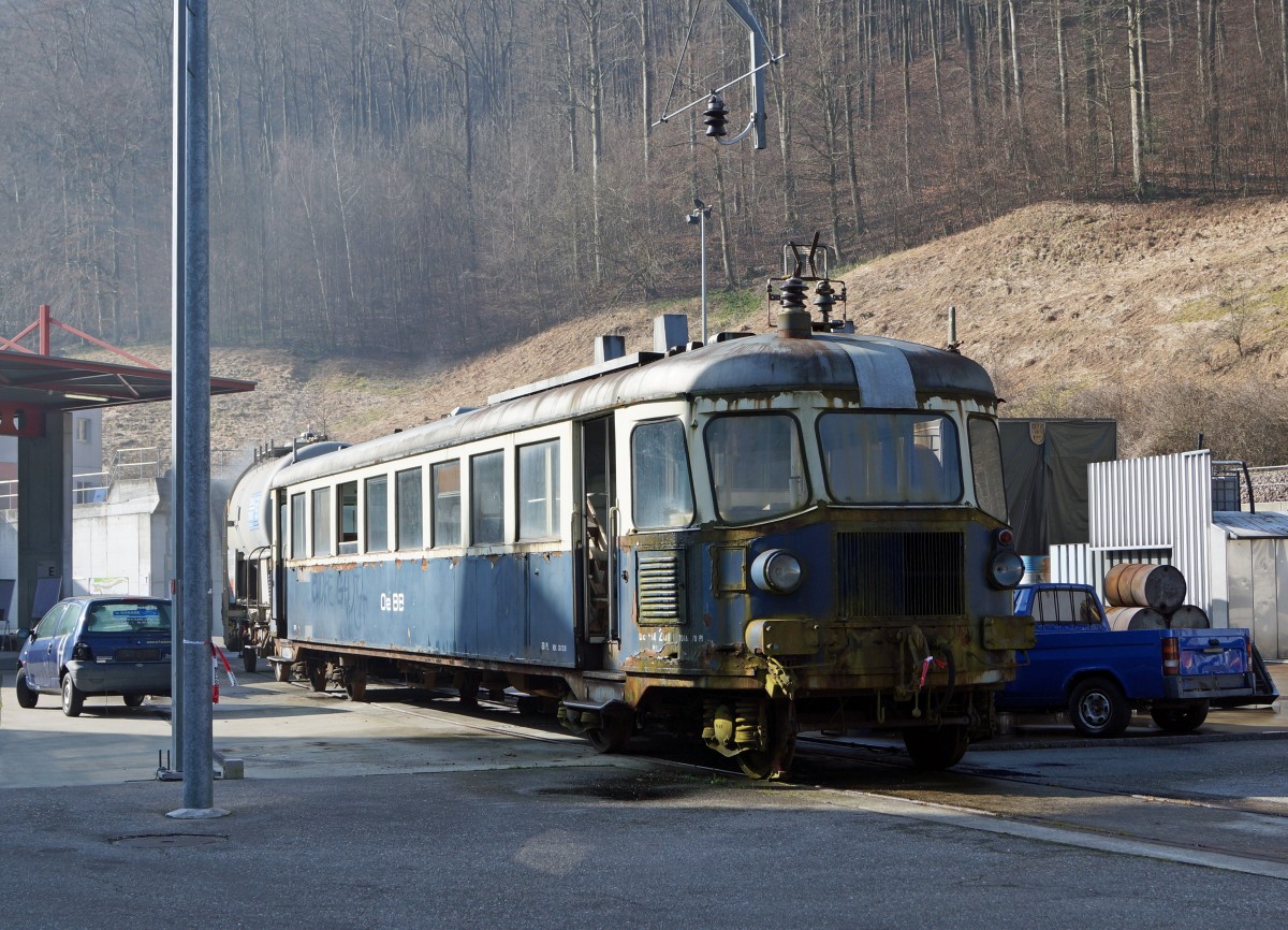 OeBB/BLS: EINST UND JETZT. Im August 1985 stand der frisch revidierte Be 2/4 201 (1935) ex BLS noch immer im planmässigen Dienst auf der Strecke Oensingen-Balsthal. Seit der Ausrangierung bei der OeBB gelangt er noch immer im Innerkantonalen Feuerwehr Ausbildungszentrum in der Klus bei Balsthal, wo er am 17. März 2015 fotografiert wurde, bei Feuerwehrübungen zum Einsatz.
Foto: Walter Ruetsch  