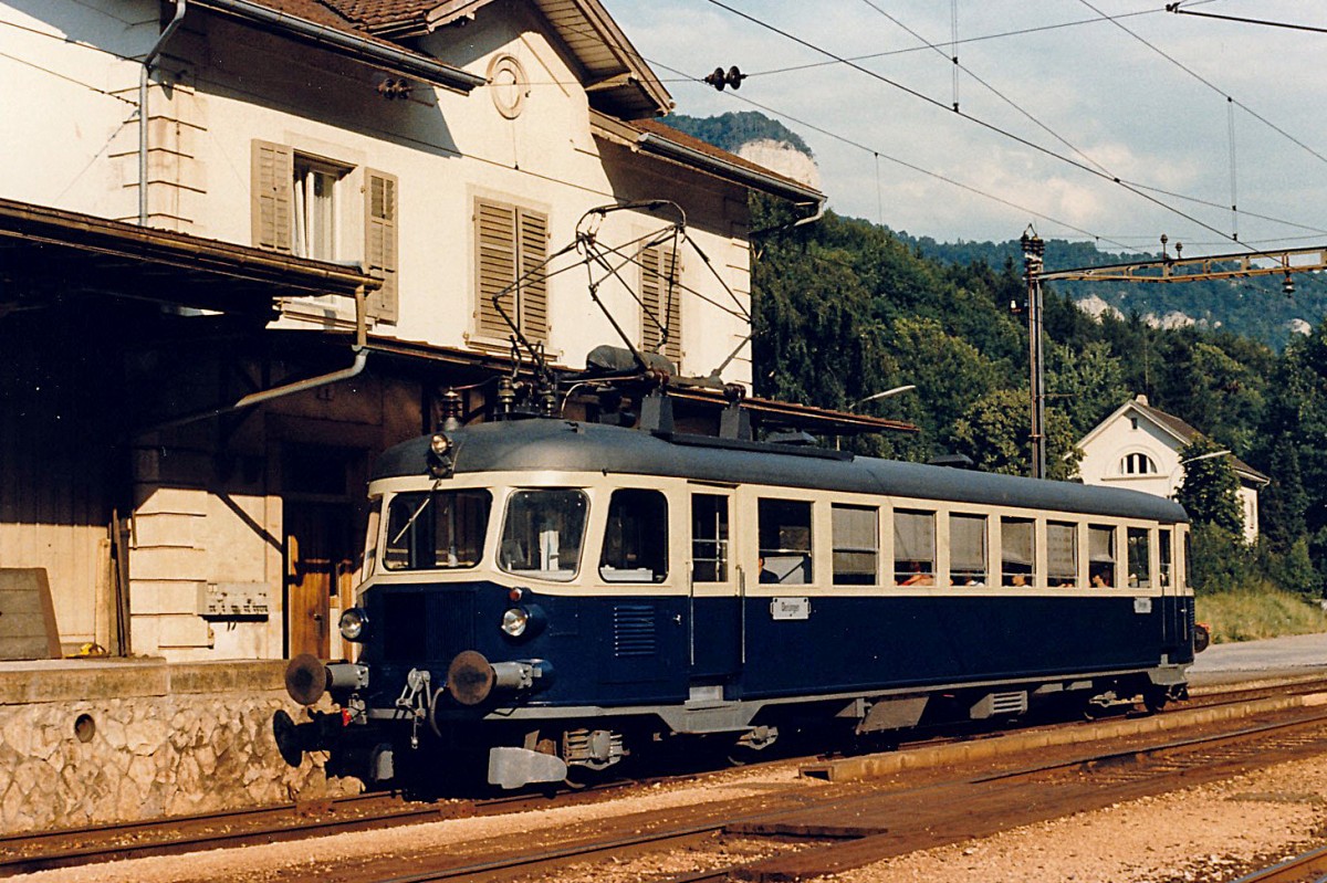 OeBB/BLS: EINST UND JETZT. Im August 1985 stand der frisch revidierte Be 2/4 201 (1935) ex BLS noch immer im planmässigen Dienst auf der Strecke Oensingen-Balsthal. Seit der Ausrangierung bei der OeBB gelangt er noch immer im Innerkantonalen Feuerwehr Ausbildungszentrum in der Klus bei Balsthal, wo er am 17. März 2015 fotografiert wurde, bei Feuerwehrübungen zum Einsatz.
Foto: Walter Ruetsch  