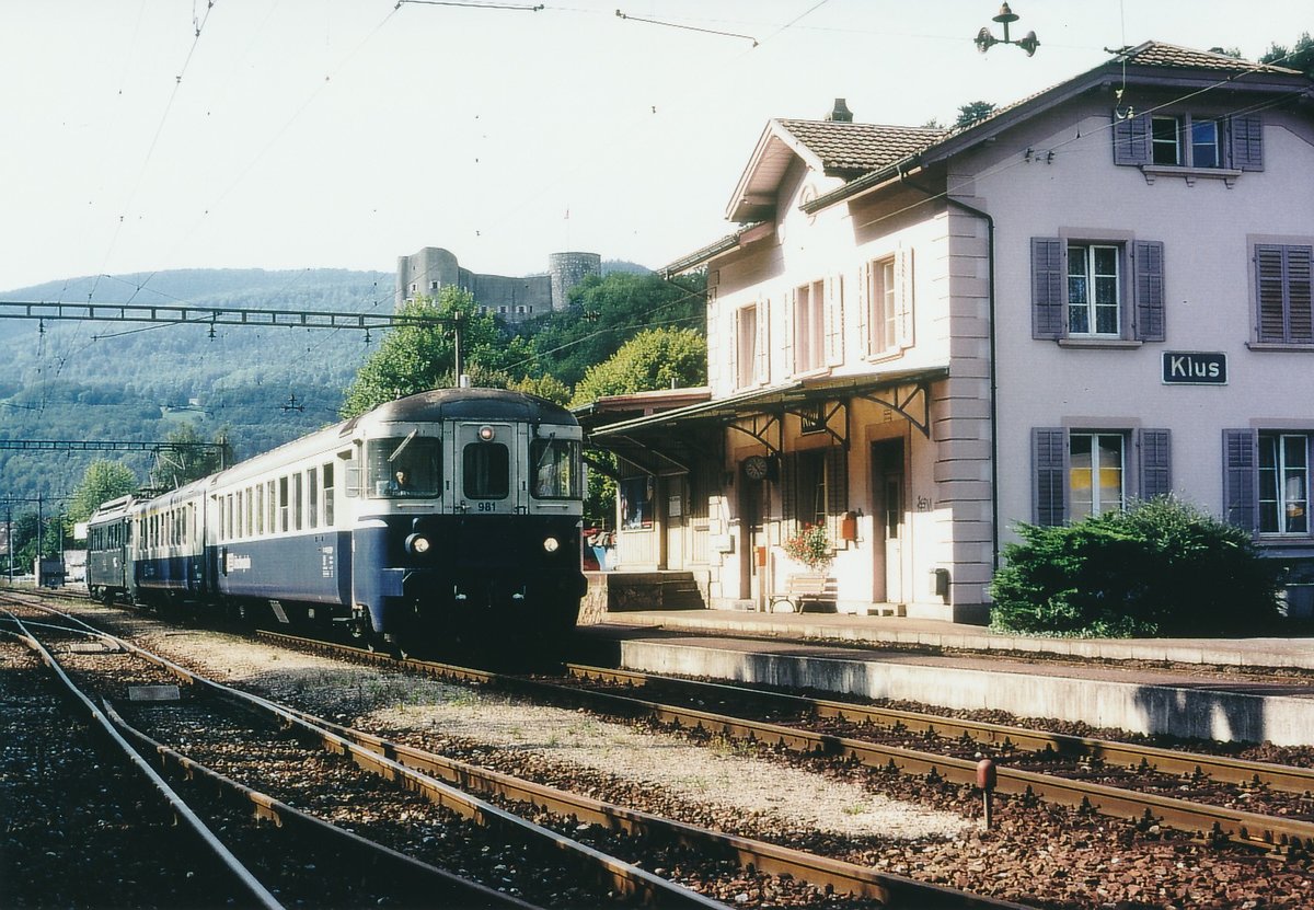 OeBB/BLS: Infolge Rollmaterialmangel stand im Jahre 2000 aushilfsweise ein Pendelzug der BLS bestehend aus dem Be 4/4 762, einem nicht erkennbaren B und dem Bt 981 auf der OeBB im Einsatz. Die Aufnahme entstand in der Klus bei Balsthal bei einem Zwischenhalt.
Foto: Walter Ruetsch