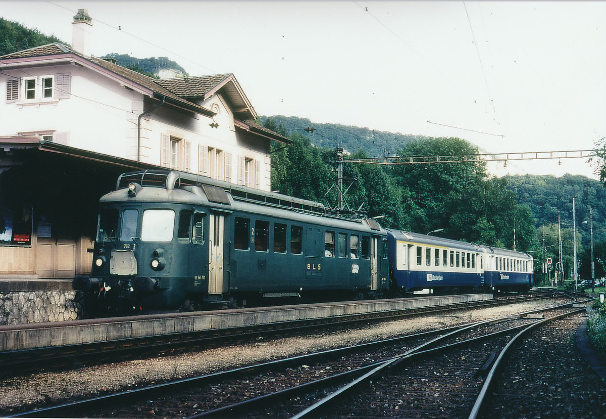 OeBB/BLS: Infolge Rollmaterialmangel stand im Jahre 2000 aushilfsweise ein Pendelzug der BLS bestehend aus dem Be 4/4 762, einem nicht erkennbaren B und dem Bt 981 auf der OeBB im Einsatz. Die Aufnahme entstand in der Klus bei Balsthal bei einem Zwischenhalt.
Foto: Walter Ruetsch