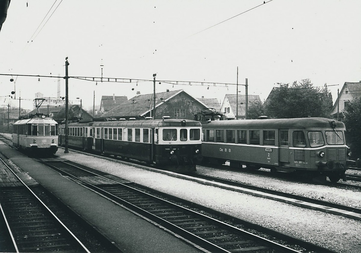 OeBB/DB: An Christi Himmelfahrt feiern die Männer in Deutschland den Vatertag. Vor 32 Jahren gönnten sich Eisenbahnfreunde zu diesem besondern Anlass mit dem Gläsernen Zug eine Sonderfahrt nach Balsthal zur Oensingen Balsthal Bahn. Dieser spezielle Zug mit Baujahr 1935 ist im Jahre 1995 bei einem Zugsunglück leider derart stark beschädigt worden, dass er im Jahre 1997 ausgemustert werden musste. Fahrzeugparade in Balsthal mit DB 491 001-4 ex DR ET 9101 (1935), ABDe 2/8 704 (1938(46)) ex GBS und Be 2/4 201 (1935) ex BLS. Während der ABDe 2/8 704 zum Klublokal der Eisenbahnfreunde Balsthal umfunktioniert wurde, ist der Be 2/4 201 für Uebungszwecke im Besitze des Kant. Zivilschutz-Kompetenzzentrums in Klus-Balsthal.
Foto: Walter Ruetsch