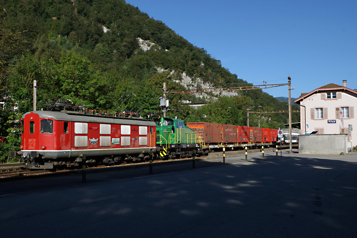 OeBB/MAKIES AG: Am 22. August 2016 brachte der morgendliche Güterzug mit der Re 4/4 I die in der OeBB Werkstätte Balsthal frisch aufgearbeitete HENSCHEL-Diesellok Em 3/3 CH-MAKI 98 85 5837 825-9 von Balsthal nach Oensingen.
Foto: Walter Ruetsch 