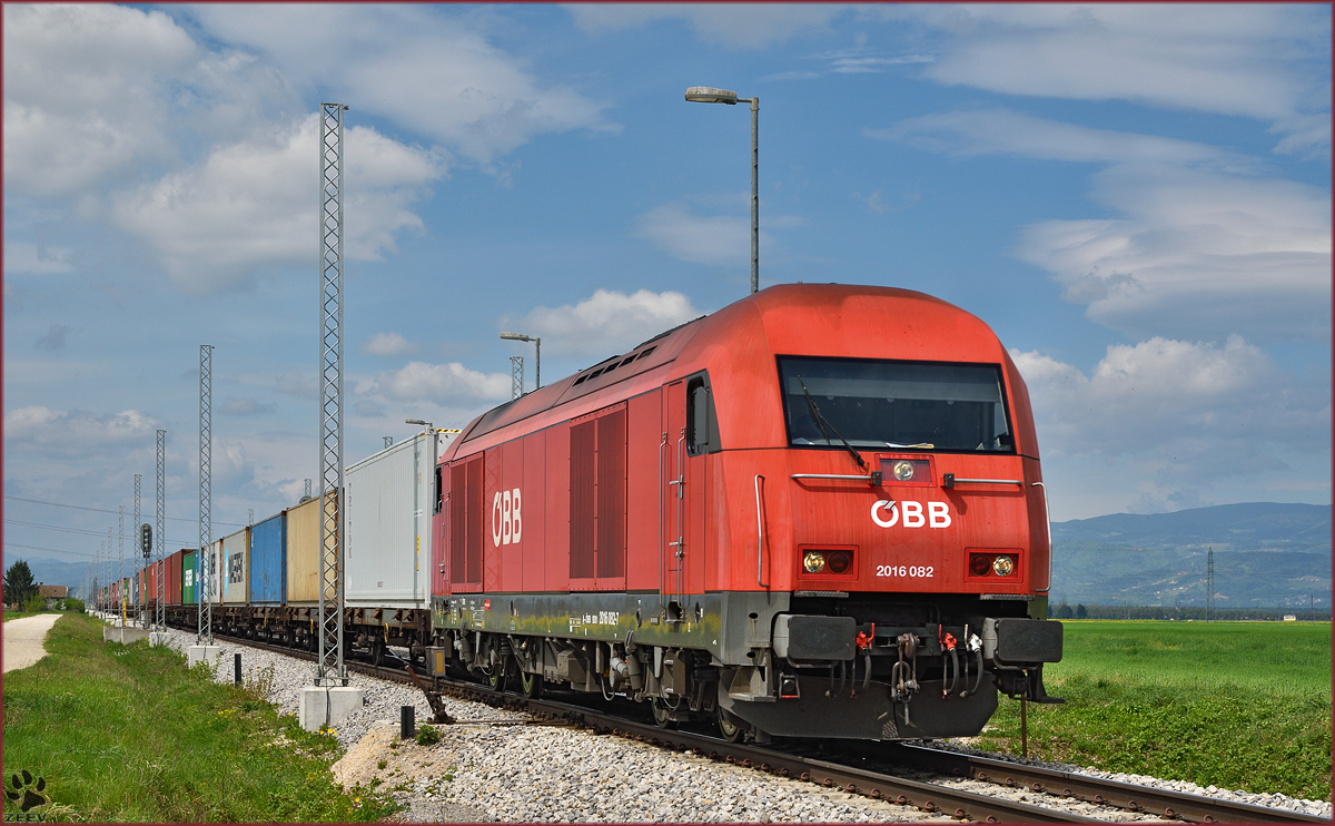 öBB/RCA 2016 082 zieht Containerzug durch Cirkovce-Polje Richtung Hodoš. /27.4.2015