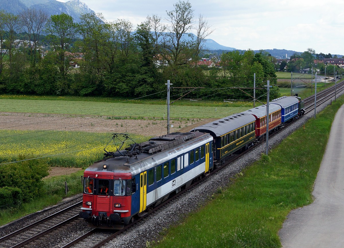 OeBB/SBB Historic: Die Oensingen Balsthal Bahn ausserhalb ihren heimischen Geleisen. Sonderzug mit OeBB RBe540 ex SBB, 3 Wagen OeBB und der SBB Historic Ed 2x2/2 196 (Mallet-Lokomotive) auf der Fahrt ins Seeland. Die Aufnahme ist am 17. Mai 2014 bei Selzach entstanden.
Foto: Walter Ruetsch