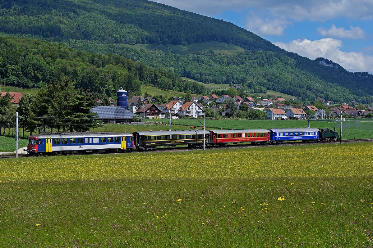 OeBB/SBB Historic: Die Oensingen Balsthal Bahn ausserhalb ihren heimischen Geleisen. Sonderzug mit OeBB RBe540 ex SBB, 3 Wagen OeBB und der SBB Historic Ed 2x2/2 196 (Mallet-Lokomotive) auf der Fahrt ins Seeland. Die Aufnahme ist am 17. Mai 2014 bei Niederbipp entstanden.
Foto: Walter Ruetsch