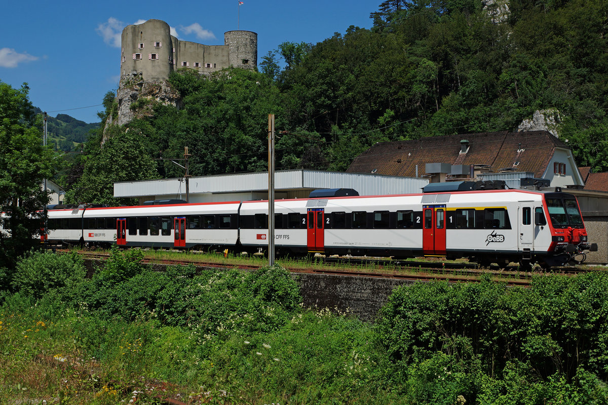 OeBB/SBB: Regionalzug mit dem 3-teiligen DOMINO (ehemals SBB), aufgenommen in der Klus bei Balsthal vor dem Heimatmuseum Schloss Alt Falkenstein, am 9. Juli 2016.
Foto: Walter Ruetsch 