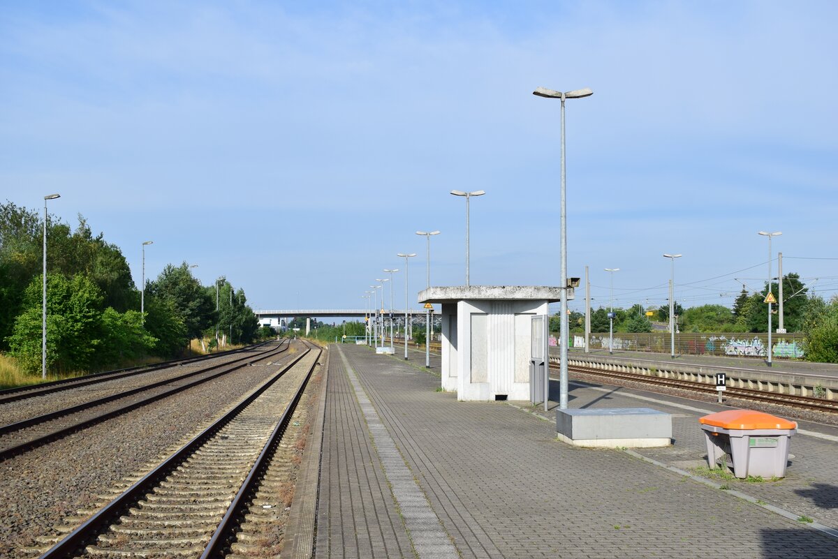 Oebisfelde wurde im Zuge der neuen Schnellfahrstrecke komplett umgebaut. Vom ehemaligen Grenzbahnhof ist heute nicht mehr viel zu sehen. Der Bahnhof ist heute ein typischer Bau der 90er Jahre. Die meisten Züge halten auf den Gleisen 2 und 3. Einzelne Züge halten auf Gleis 1.

Oebisfelde 01.08.2021