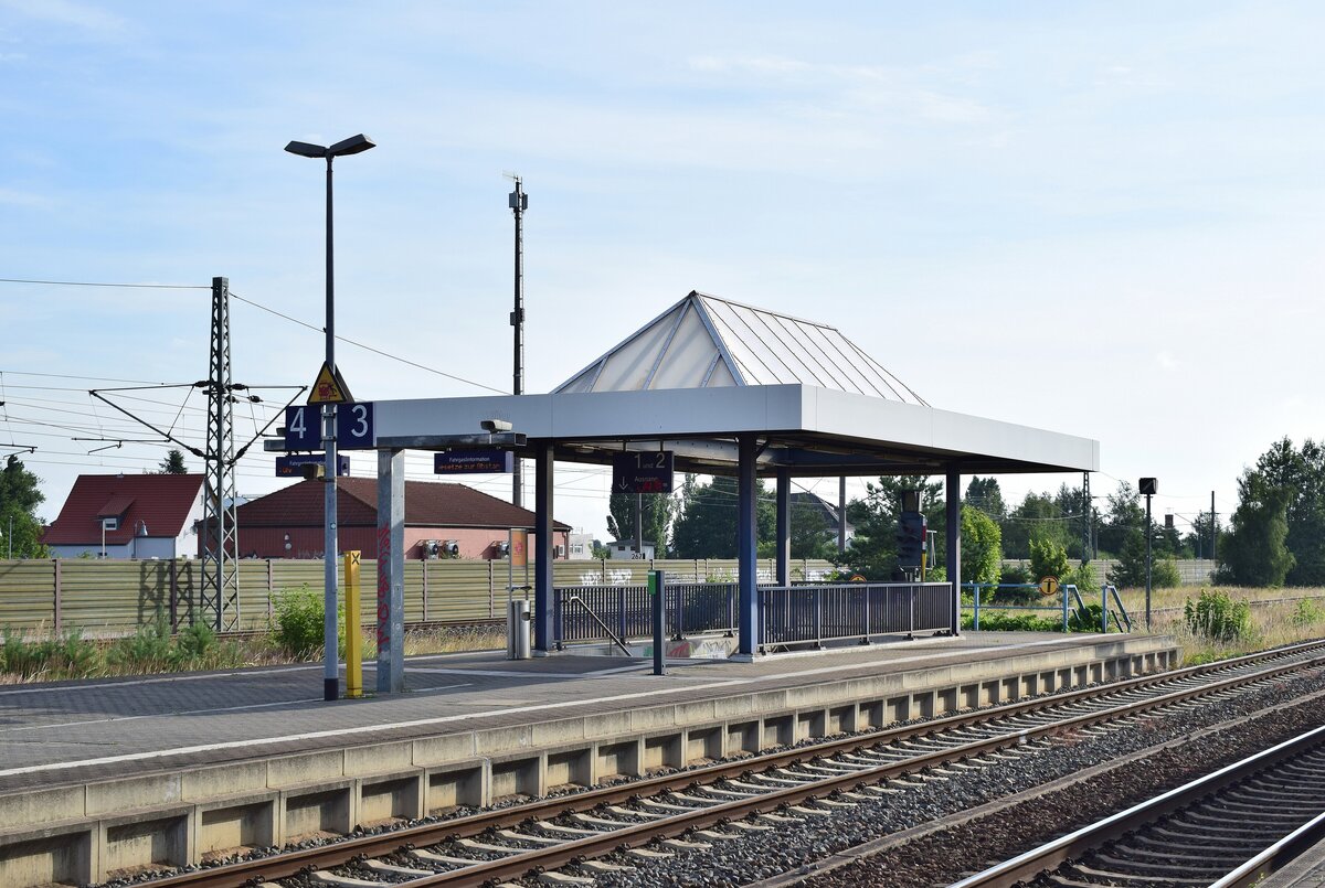 Oebisfelde wurde im Zuge der neuen Schnellfahrstrecke komplett umgebaut. Vom ehemaligen Grenzbahnhof ist heute nicht mehr viel zu sehen. Der Bahnhof ist heute ein typischer Bau der 90er Jahre. Die meisten Züge halten auf den Gleisen 2 und 3. Einzelne Züge halten auf Gleis 1.

Oebisfelde 01.08.2021
