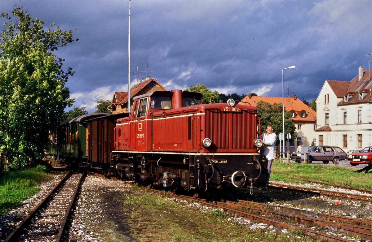  Öchsle Schmalspurbahn GmbH  (sie bestand zwischen 1985 und 1991): Frühere DB-Diesellok V 51 902, 1964 von Gmeinder schon für die DB-Nebenbahn  Öchsle  geliefert, auf dem Foto mit ihrer ersten DB-Nummerierung, vor dem Lokschuppen Ochsenhausen. Die Diesellok ähnelte Lokomotiven der DB-Baureihe V 100. 
Datum: 06.04.1985