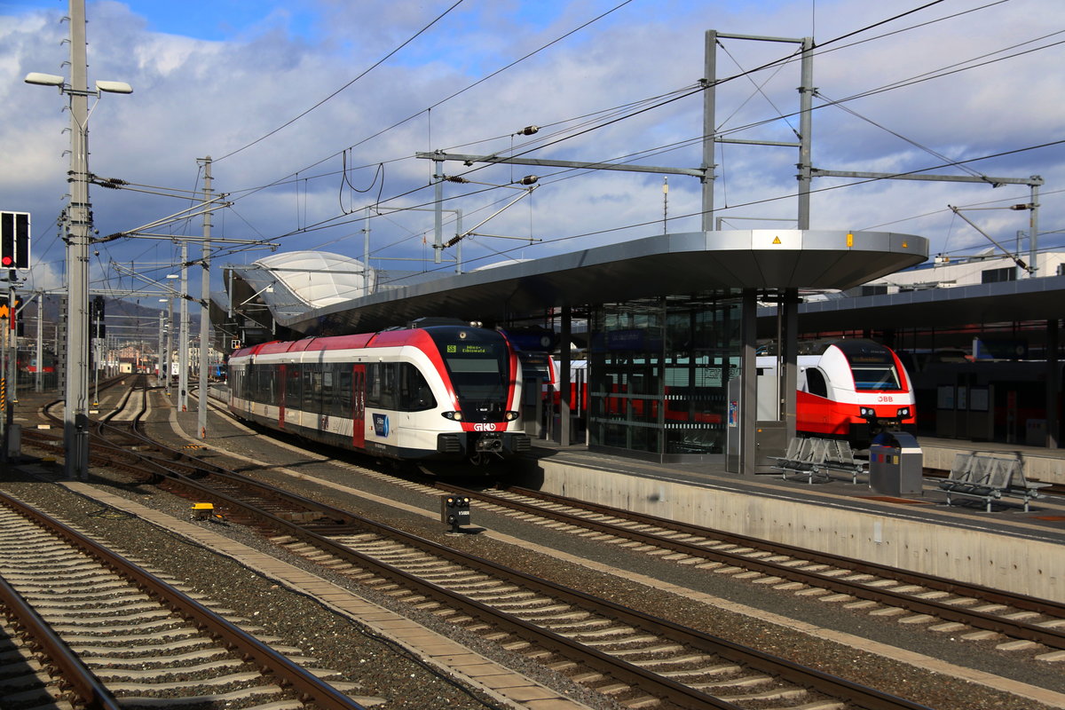 Öfter als die Steiermarkbahn , vormals Steiermärkische Landesbahn , trifft man in Graz auf die Graz Köflacher Eisenbahn. Seit Eröffnung des ersten Teilstückes der Koralmbahn verkehren die S-Bahn Züge auch auf anderen Bahnsteigen als vormals 6/7.
Nach Umbau des Hauptbahnhofes wurden zusätzlich die Bahnsteige 8/9 für die GKB errichtet. 

Ein Zug der Linie S6 verlässt Graz Hauptbahnhof am 21.02.2017 Richtung Süden. 