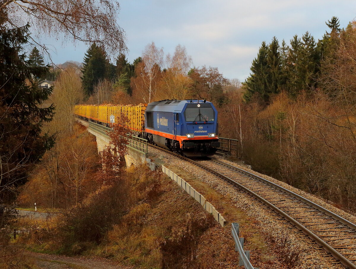öfters fuhr im Herbst 2021 ein Holzzug mit der Raildox Maxima von Saalfeld nach Bad Blankenstein zur Papierfabrik. Hier kurz hinter Bad Lobenstein konnte der Zug am Nachmittag des 26.11.2021 aufgenommen werden. Ein wenig Licht kam auch noch auf dem Zug mit hinzu. 