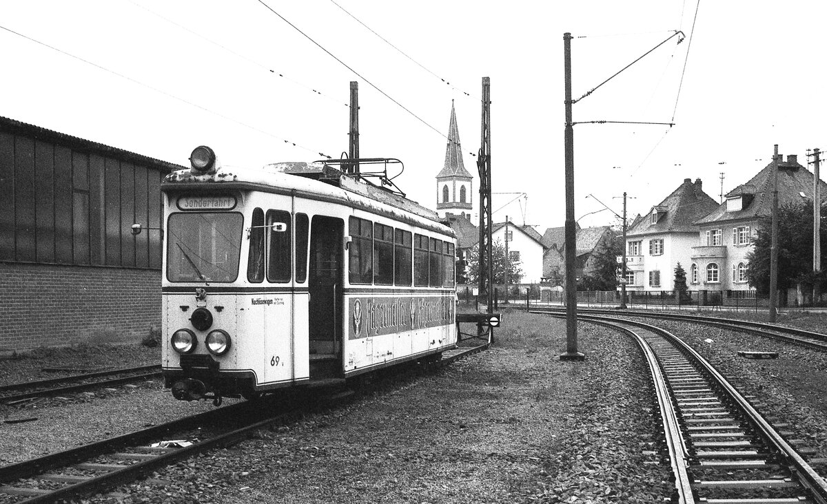 OEG 1981__Museumsfahrzeuge in Viernheim__Tw 69  Spitzmaus  aus der 2.Typ-Bauserie 1956 [Fuchs/Siemens].Erhalten ist heute nur Tw 66, 2002 bis 2007 durch die IGN Rhein-Neckar e.V. ausstellungsfähig in Stand gesetzt. Es waren die letzten von Fuchs gebauten Schienenfahrzeuge,1957 wurde die Fertigung eingestellt. [Quelle:IGN Rhein-Neckar e.V.]__01-05-1981