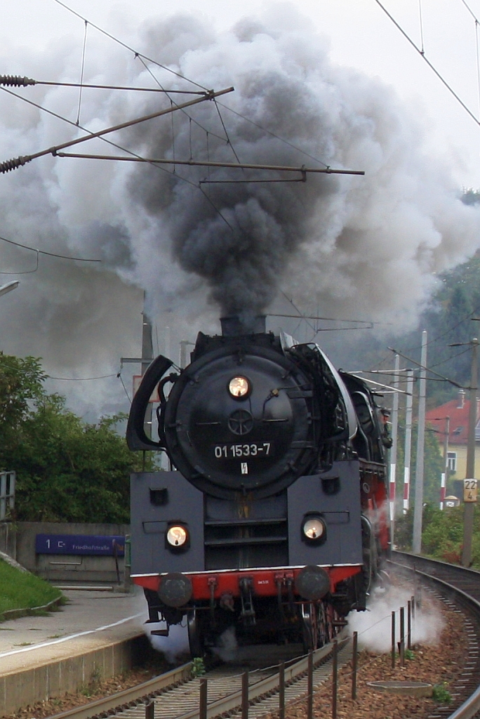 ÖGEG 01 1533-7 fährt am 04.Oktober 2014 durch die Hst. Dürrwien.