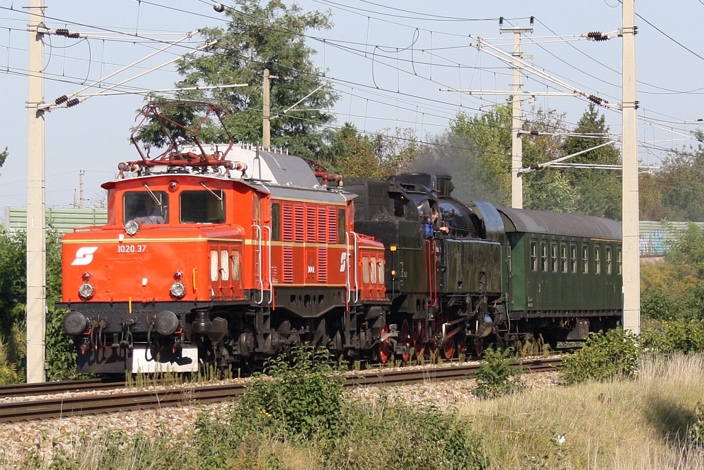 ÖGEG 1020.37 und 78.618 mit dem AB 50 81 03-13 002-9 am 28.September 2014 als GAG 48075 bei Süssenbrunn.