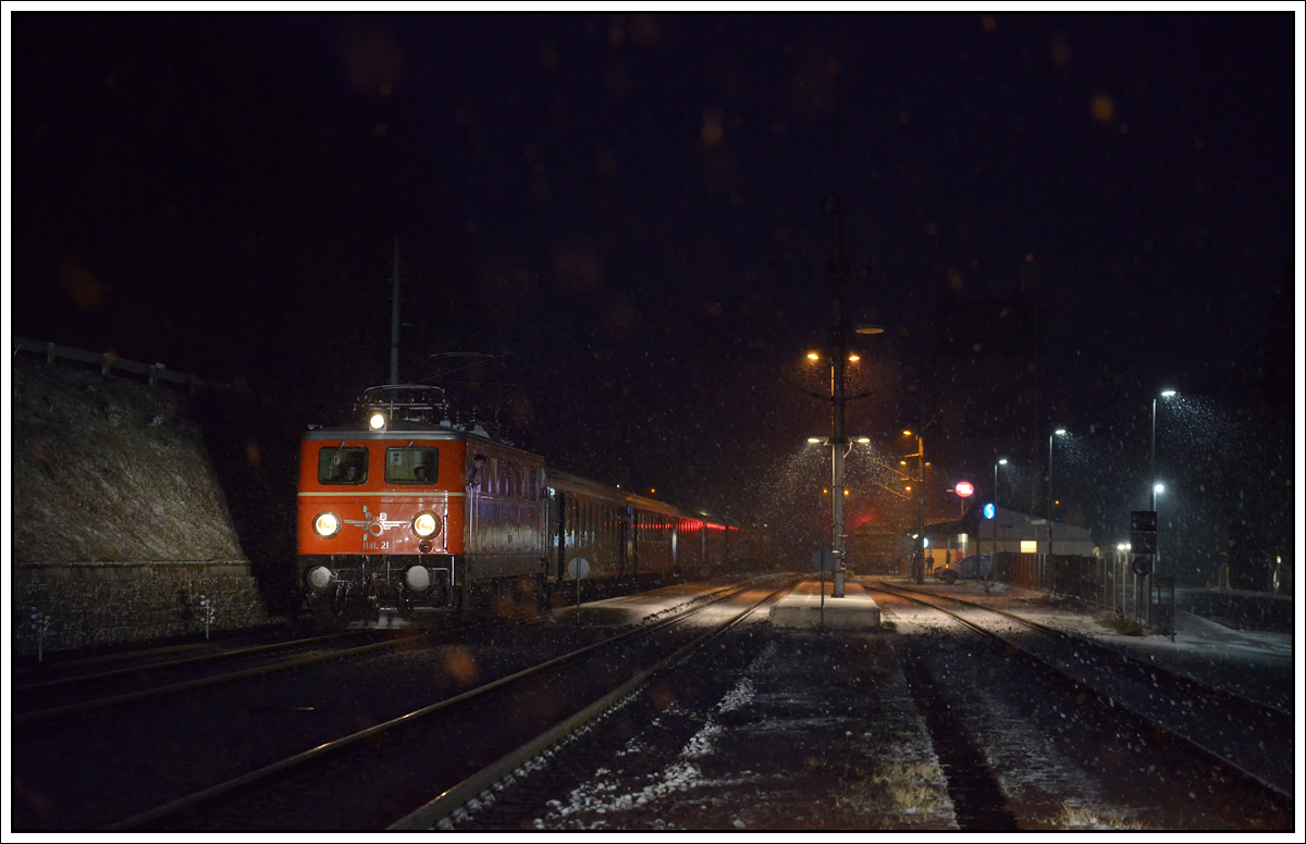 ÖGEG 1141.21 bei der Retourfahrt von Admont bis Linz an der Spitze des SR 14487, aufgenommen beim Halt in Kremsmünster am 17.3.2018. 