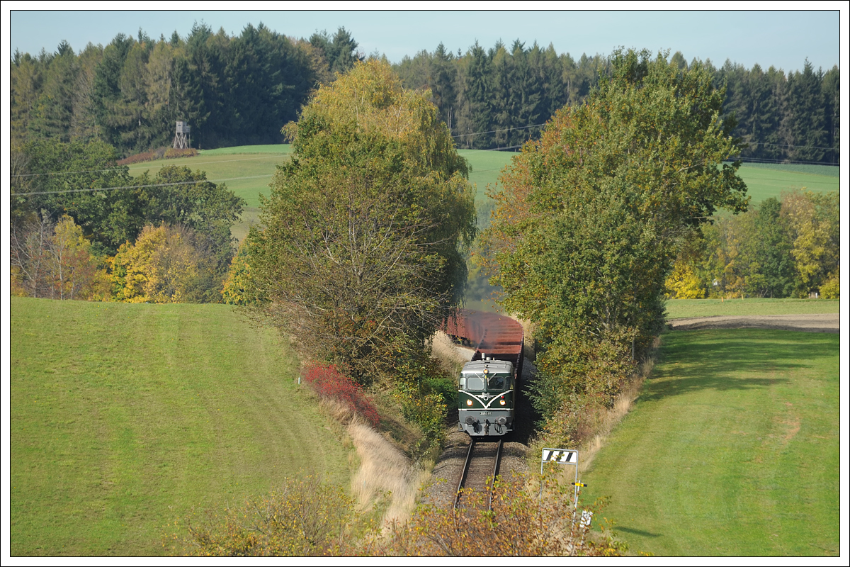 ÖGEG 2050.05 am 20.10.2019 mit dem Fotogüterzug SLGAG 93888 von Ried nach Attnang-Puchheim kurz nach dem Bahnhof Eberschwang aufgenommen. Leider durfte die G10 wegen ihrem Gewicht am Hausruck diesen Zug nicht bespannen.