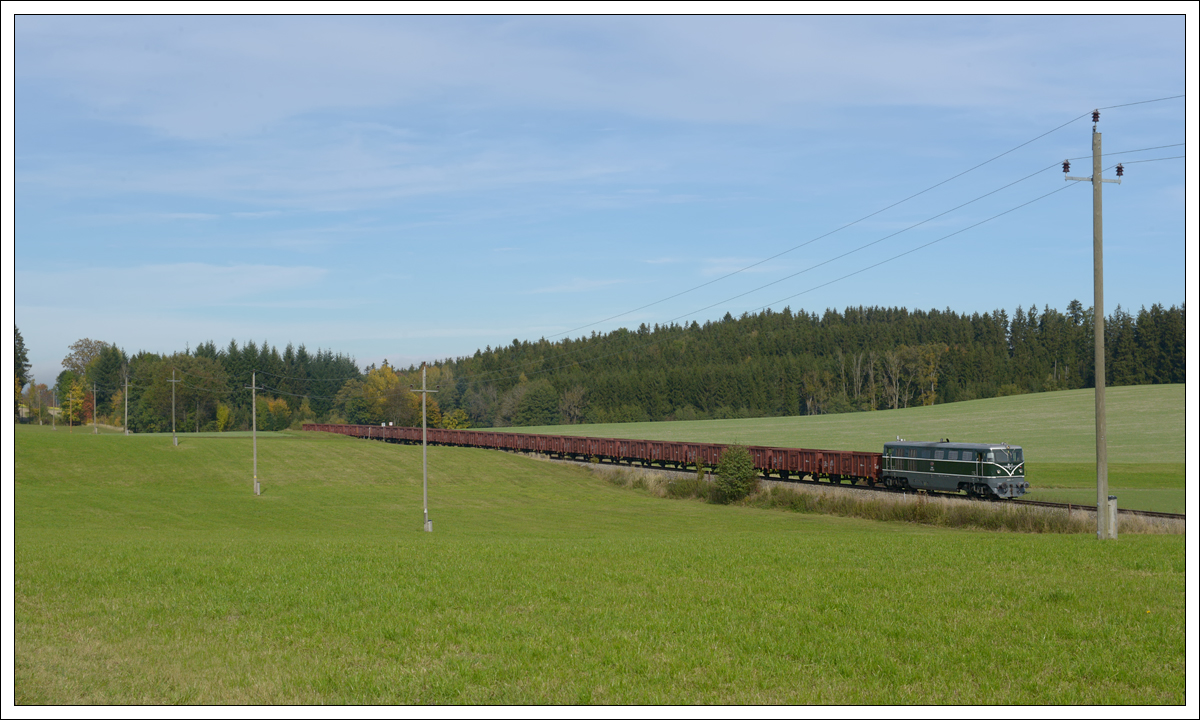 ÖGEG 2050.05 am 20.10.2019 mit dem Fotogüterzug SLGAG 93888 von Ried nach Attnang-Puchheim kurz vor dem Bahnhof Eberschwang aufgenommen. 