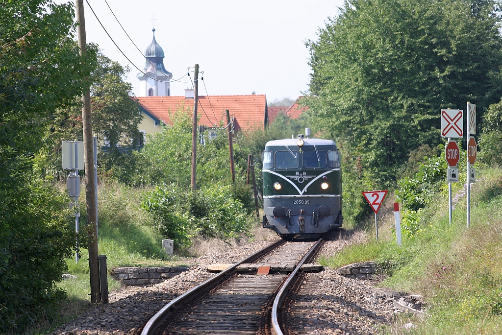 GEG 2050.05 am 31.August 2013 mit dem NVOG R 16951 kurz nach dem Bf. Emmersdorf an der Donau beim Strecken-Km. 33,5. 

