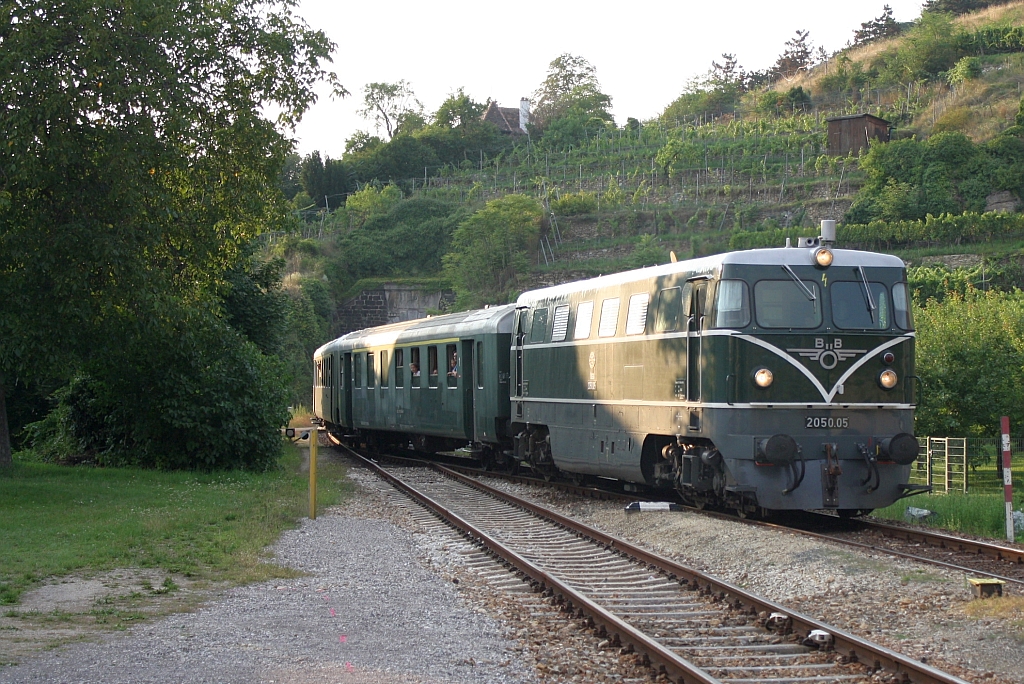 �GEG 2050.05 f�hrt am 31.August 2013 mit dem N�VOG R 16955 in den Bf. D�rnstein-Oberloiben ein.

