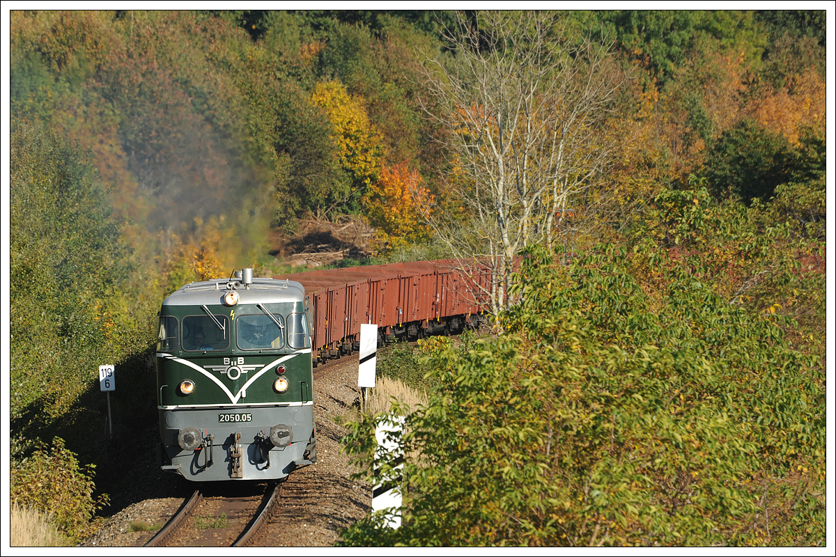 ÖGEG 2050.05 mit dem ab Attnang-Puchheim als SLGAG 93868 verkehrenden ÜBerstellzug nach Braunau, aufgenommen am 18.10.2019 kurz nach Ottnang-Wolfsegg.