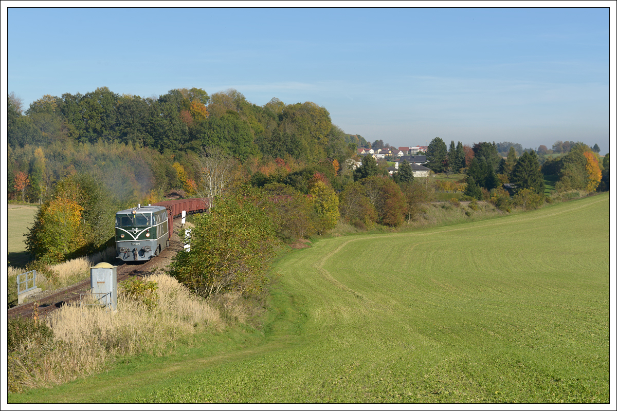 ÖGEG 2050.05 mit dem ab Attnang-Puchheim als SLGAG 93868 verkehrenden ÜBerstellzug nach Braunau, aufgenommen am 18.10.2019 kurz nach Ottnang-Wolfsegg.