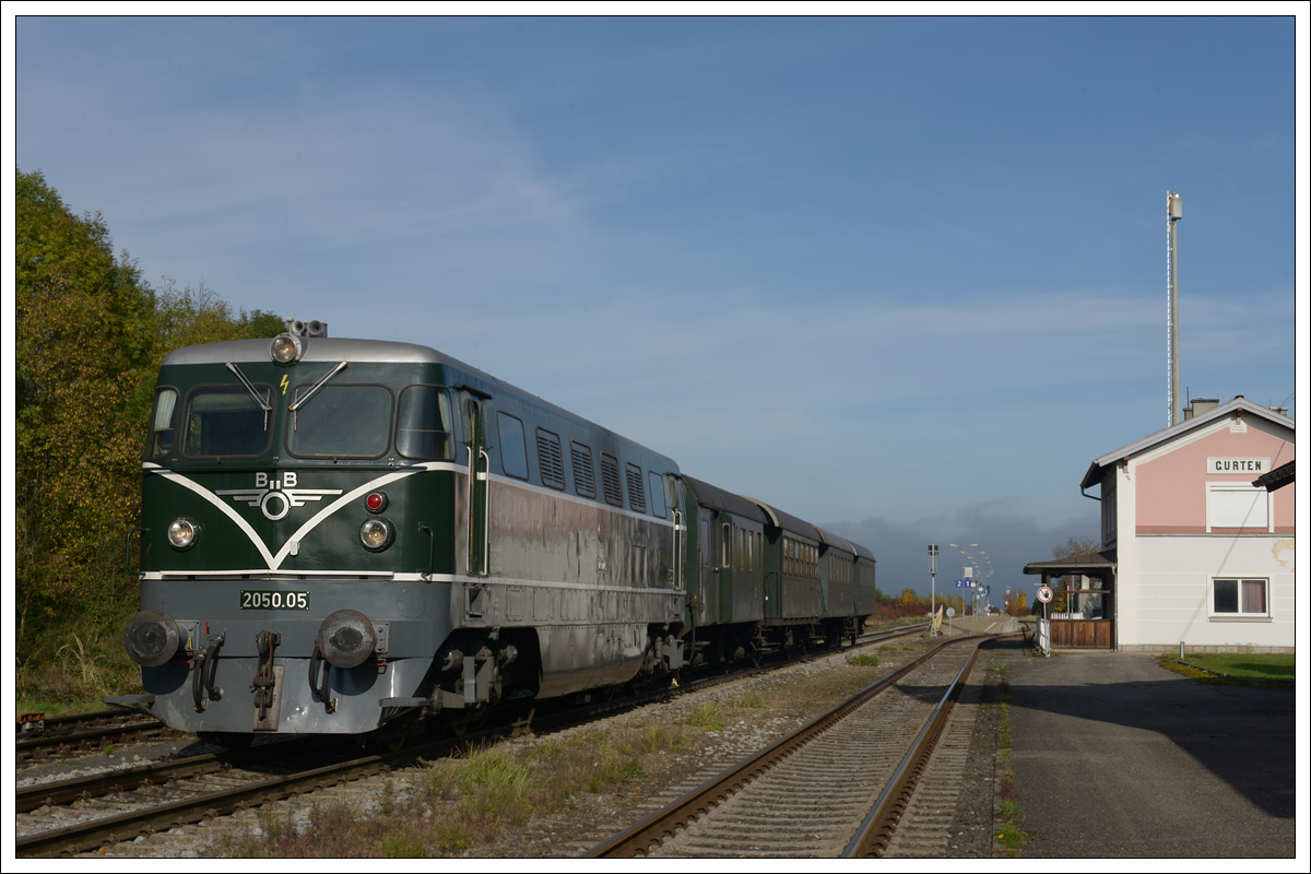 ÖGEG 2050.05 mit dem SLP 93887 von Braunau nach Gurten am 20.1.2019 beim Halt in Gurten aufgenommen. Ab Gurten übernahm dann 657 den Fotopersonenzug und 2050 den Fotogüterzug, da die Dampflok wegen ihrem Gewicht leider nicht über die Hausruckstrecke fahren durfte.