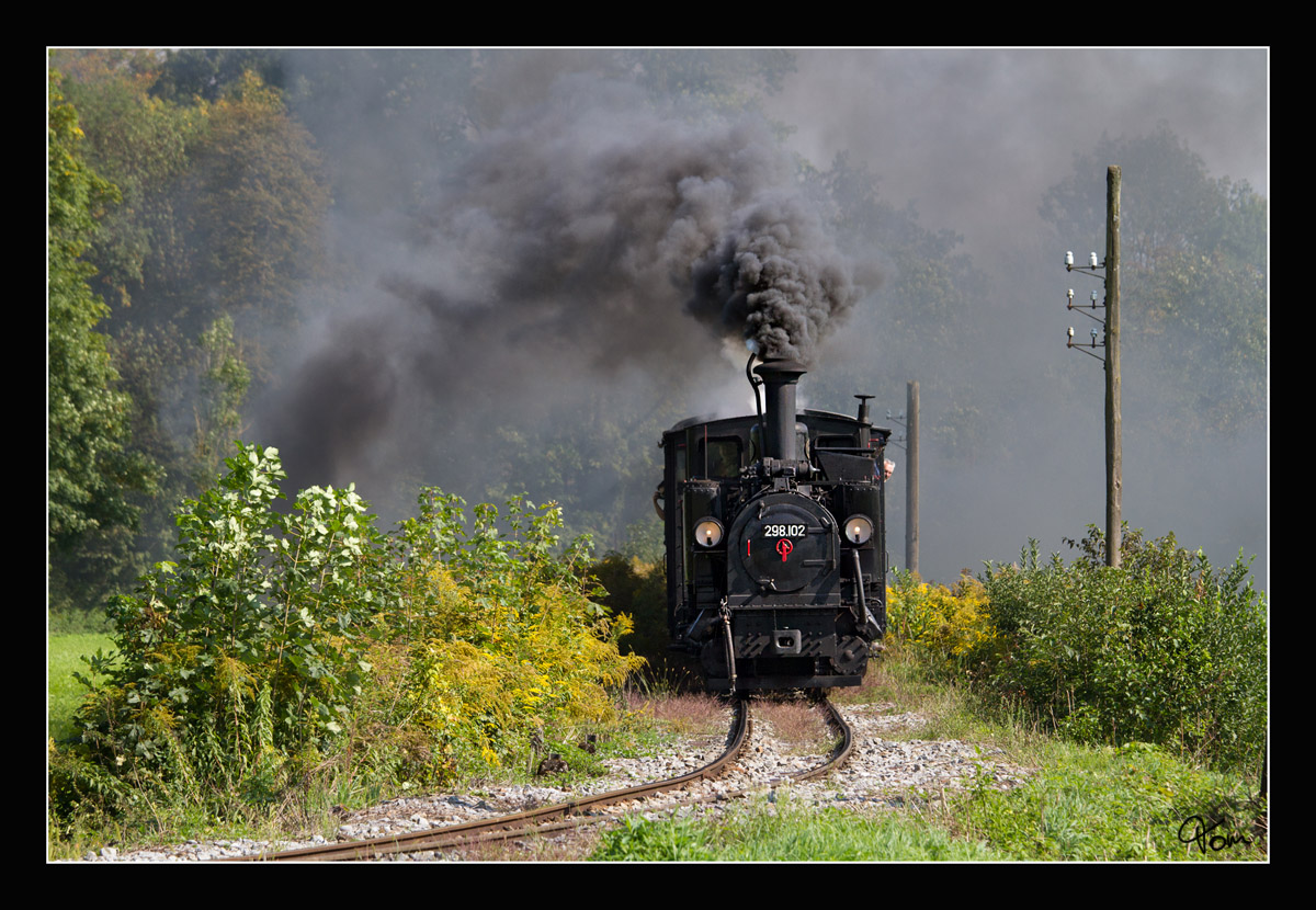 ÖGEG 298.102 der Steyrtalbahn Museumsstrecke, auf der Fahrt von Steyr nach Grünburg.
Diese Lok ist die Älteste 760mm-Schmalspurlok Österreichs Baujahr 1888 (ex St.B. Nr. 2  Sierning ) und zog am 19. August 1889 den Eröffnugszug von Garsten nach Grünburg.
http://www.steyrtalbahn.at/  
Rosenegg  23.09.2017
