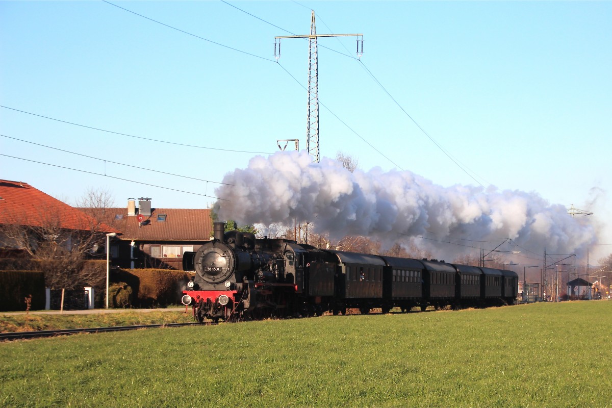 ÖGEG 638.1301 mit Sonderzug (wie bei Fahrten in Deutschland oft üblich als 38.1301 bezeichnet) bei der Durchfahrt in Ainring aufgenommen am 20.12.2015