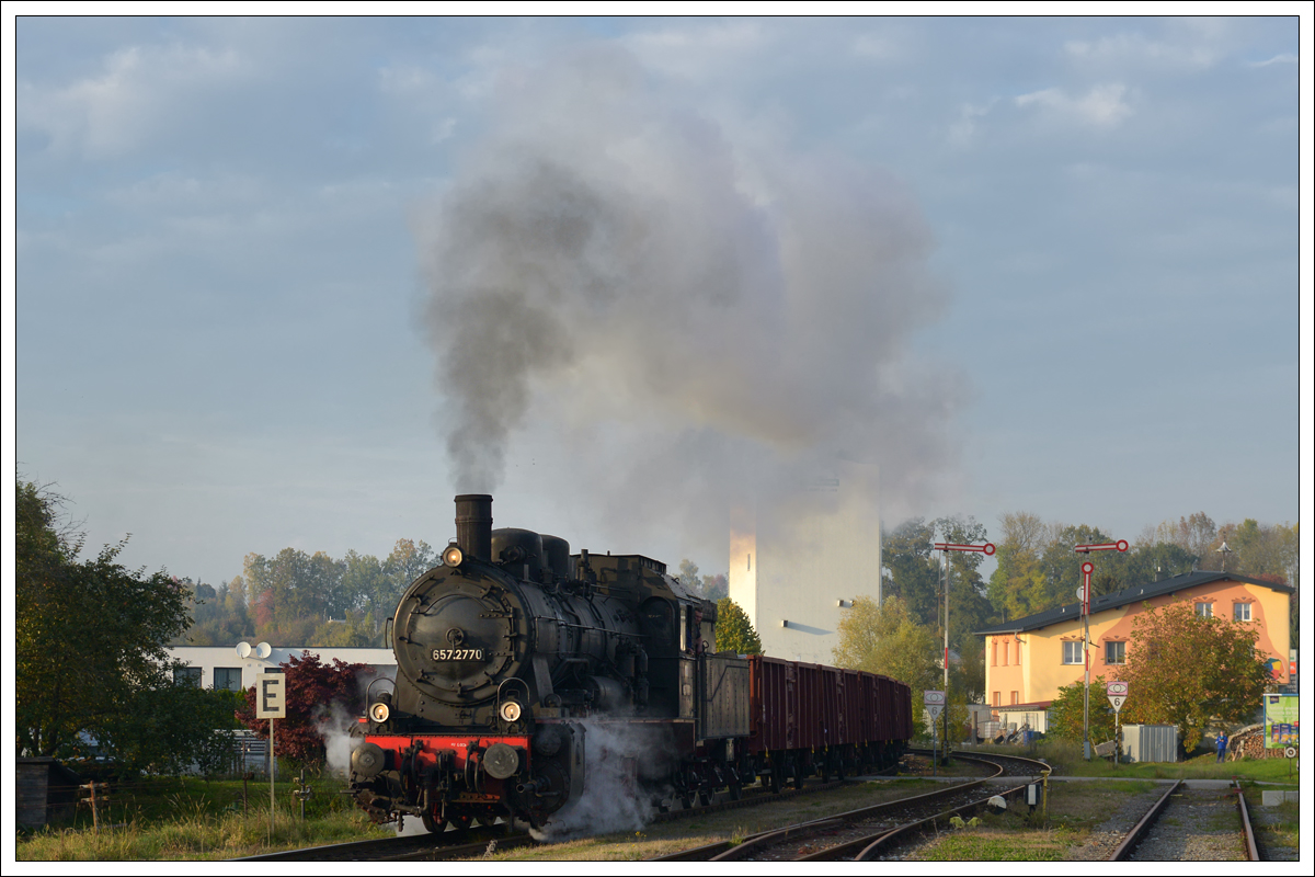 ÖGEG 657.2770 von Braunau nach Munderfing am 19.10.2019 als SLGAG 93882 bei der Einfahrt in Mauerkirchen.