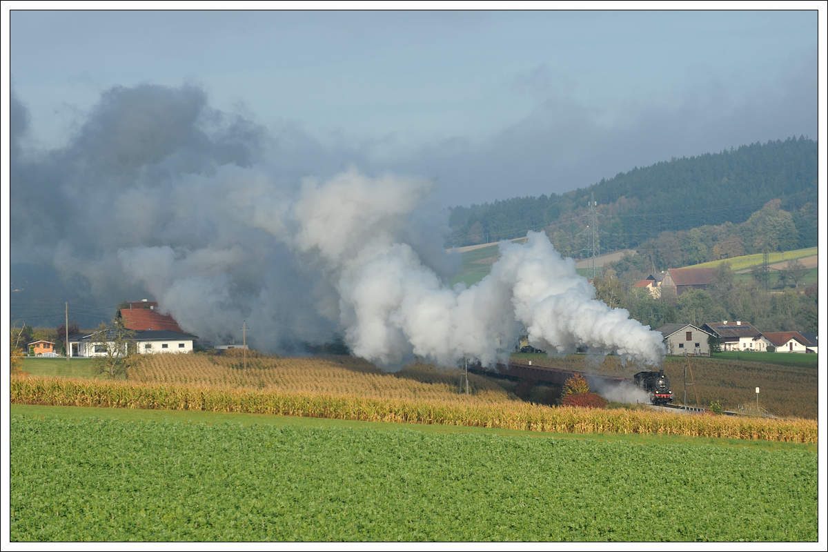 ÖGEG 657.2770 mit ihrem Fotogüterzug SLGAG 93885 am 20.10.2019 von Braunau nach Ried im Innkreis, aufgenommen ca. bei km 30 zwischen Gurten und Ried. (letzte Version von dieser Stelle ;-) ).