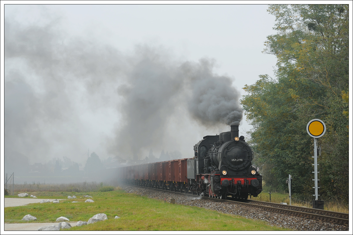 ÖGEG 657.2770 mit ihrem Fotogüterzug 93878 am 19.10.2019 beim Einfahrvorsignal Mattighofen aufgenommen. 