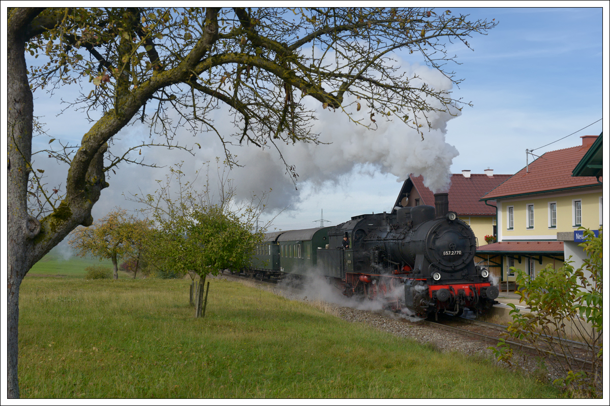 ÖGEG 657.2770 mit ihrem Fotogüterzug SLGAG 93885 am 20.10.2019 von Braunau nach Ried im Innkreis, aufgenommen bei der Durchfahrt in Neuratting.