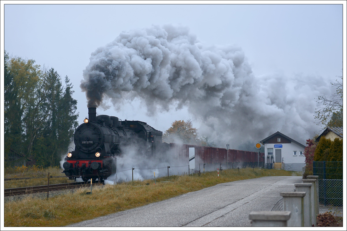 ÖGEG 657.2770 mit ihrem Fotogüterzug SLGAG 93885 am 20.10.2019 von Braunau nach Ried im Innkreis, aufgenommen bei der Abzweigung Mining kurz nach Braunau.