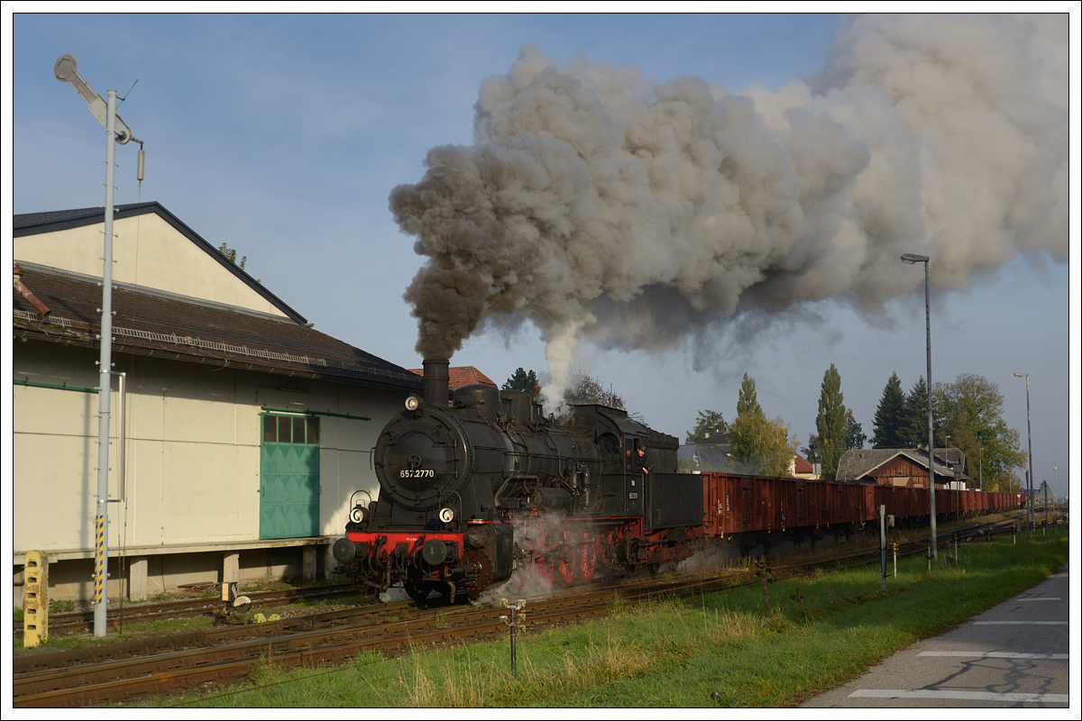 ÖGEG 657.2770 mit ihrem SLGAG 93876 von Braunau nach Friedburg bei der Ausfahrt aus Mattighofen am 19.10.2019. Auch dieses Ausfahrsignal wird in Bälde Geschichte sein.