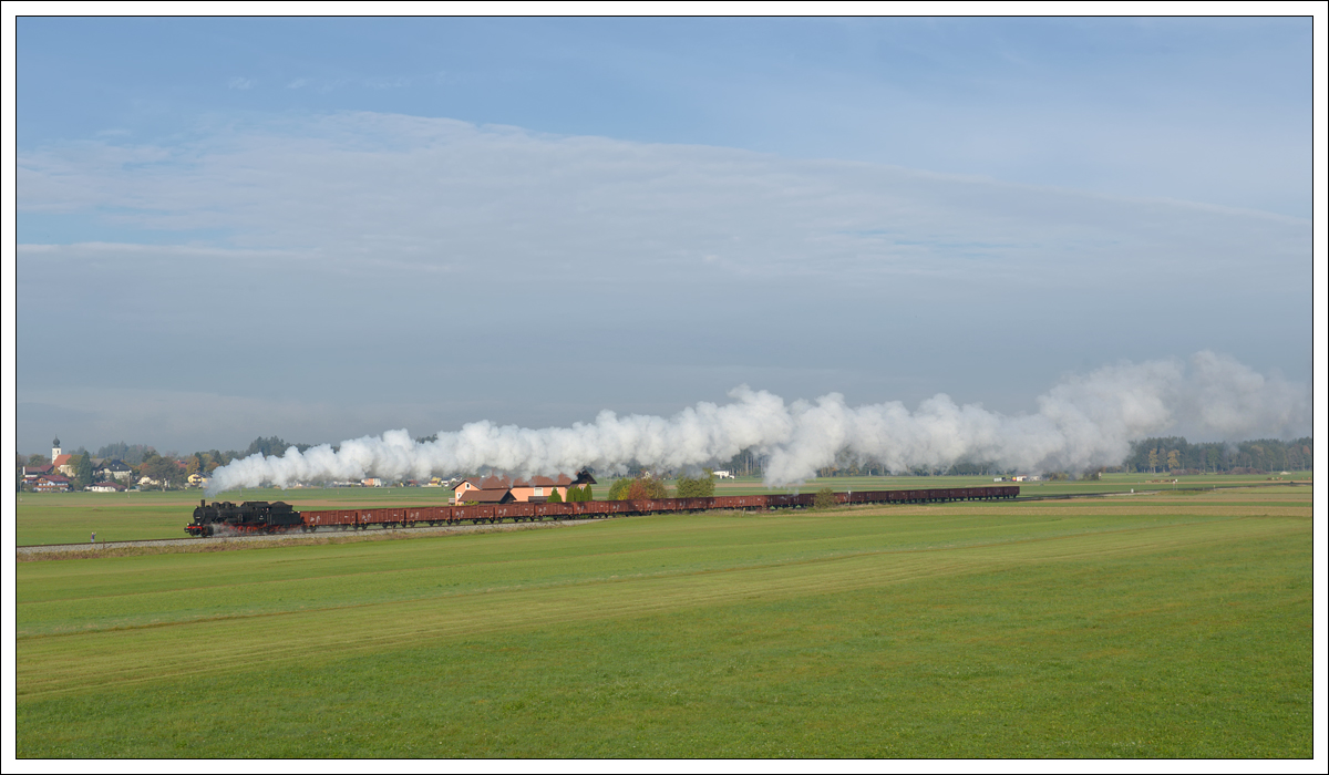 ÖGEG 657.2770 mit ihrem SLGAG 93876 von Braunau nach Friedburg nächst Achenlohe am 19.10.2013.