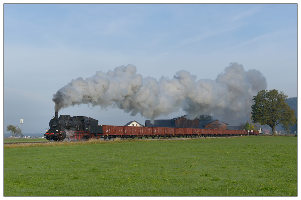 ÖGEG 657.2770 mit ihrem SLGAG 93876 von Braunau nach Friedburg zwischen Achenlohe und Teichstätt am 19.10.2013.