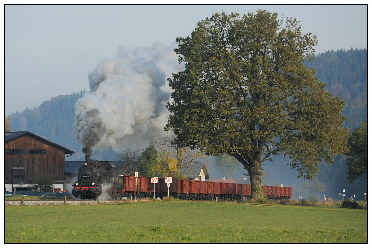 ÖGEG 657.2770 mit ihrem SLGAG 93876 von Braunau nach Friedburg zwischen Achenlohe und Teichstätt am 19.10.2013. 