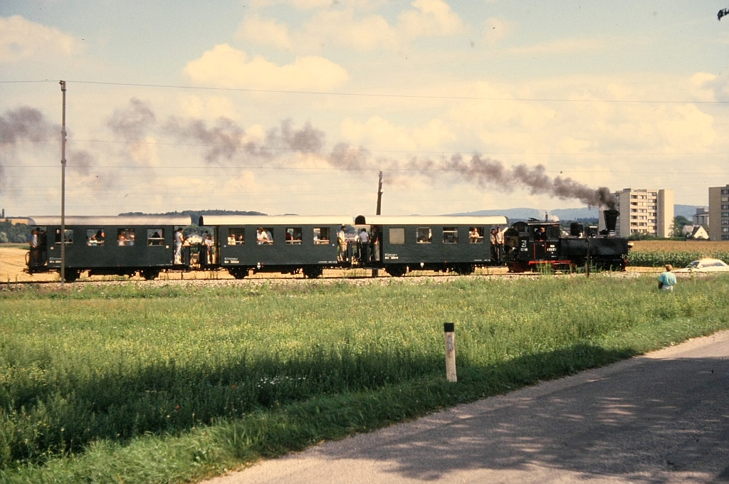 GEG 699.103 kurz vor Obergrafendorf aus Sankt Plten kommend. Aufgenommen wrend der Feierlichkeiten  100 Jahre Schmalspurbahnen in sterreich  vom 11. bis 15. August 1989 im Bf. Obergrafendorf. (Diascan)