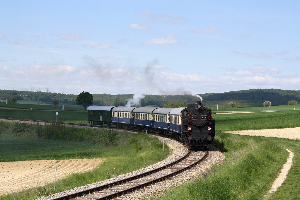 �GEG 77.28 am 04.Mai 2014 mit dem SEZ 14390 von Praterstern nach Ernstbrunn kurz nach dem ehemaligen Bf. W�rnitz-Hetzmannsdorf.