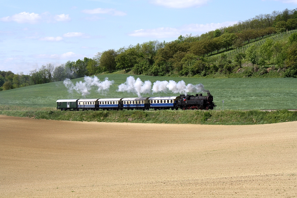 GEG 77.28 am 04.Mai 2014 mit dem SEZ 14390 von Praterstern nach Ernstbrunn kurz nach dem Bf. Wetzleinsdorf.