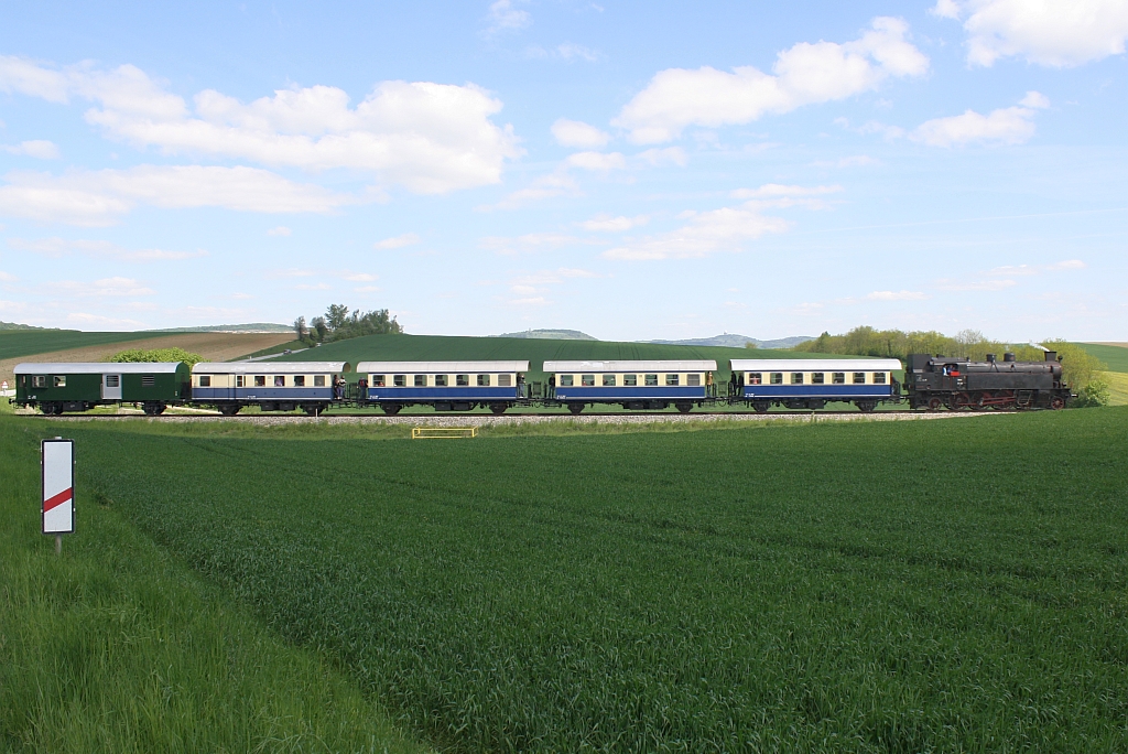 �GEG 77.28 am 04.Mai 2014 mit dem SEZ 14390 von Praterstern nach Ernstbrunn zwischen Naglern und Ernstbrunn.