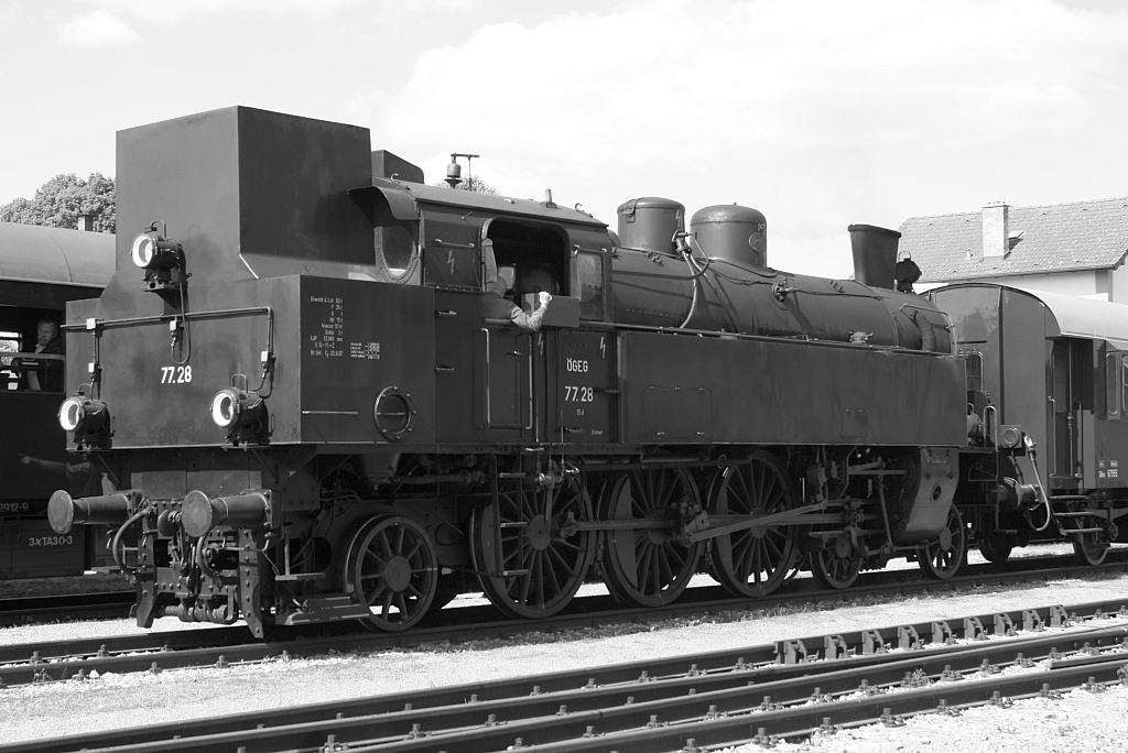 �GEG 77.28 am 04.Mai 2014 im Bf. Ernstbrunn.