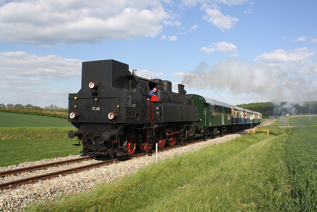 GEG 77.28 am 04.Mai 2014 mit dem SEZ 14391 nach Wien Praterstern zwischen Ernstbrunn und Naglern-Simonsfeld.