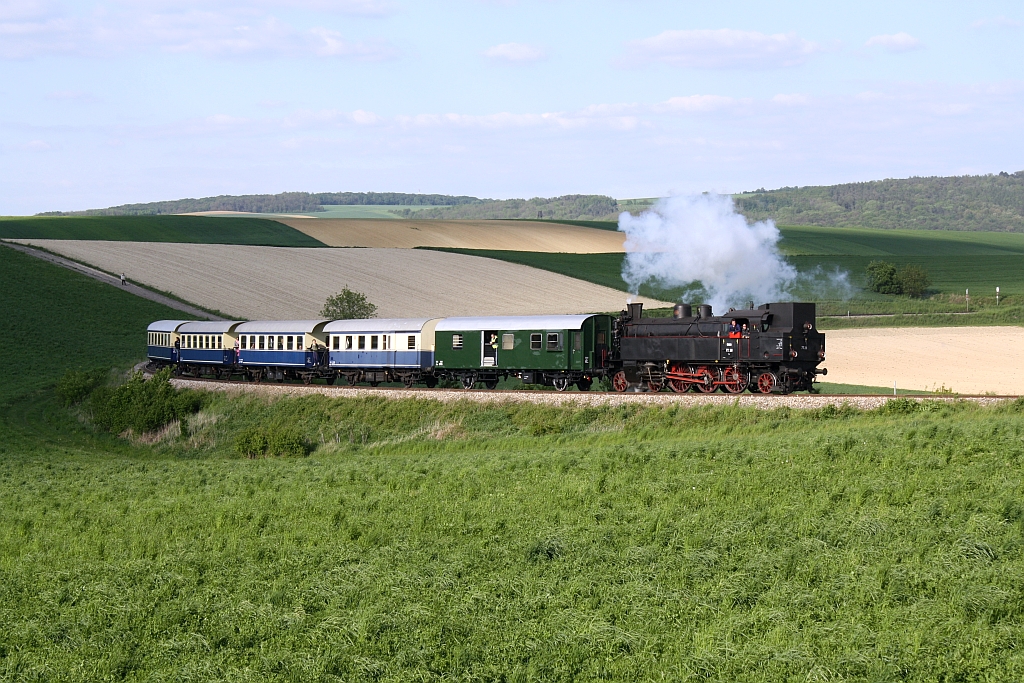�GEG 77.28 am 04.Mai 2014 mit dem SEZ 14391 nach Wien Praterstern vor W�rnitz-Hetzmannsdorf.