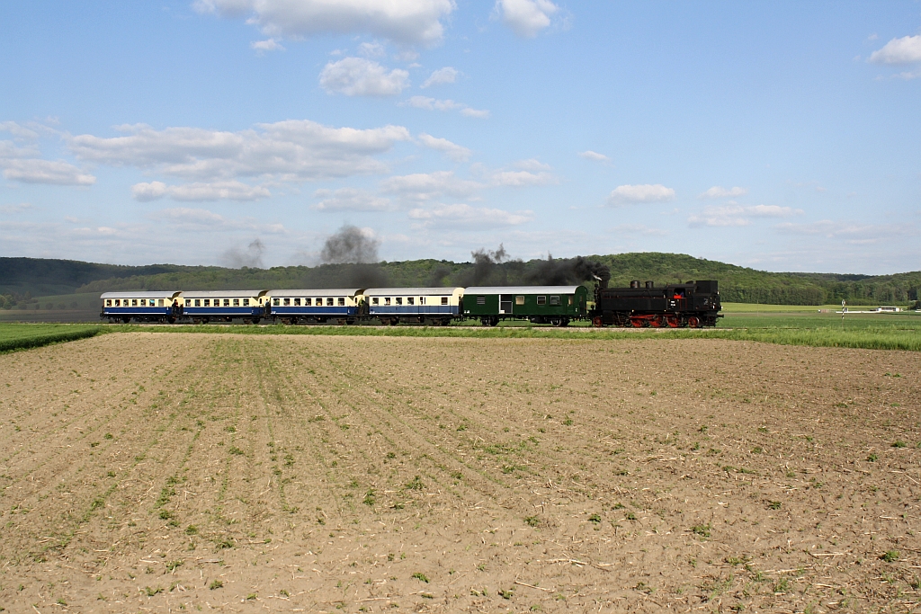 GEG 77.28 am 04.Mai 2014 mit dem SEZ 14391 nach Wien Praterstern kurz nach Rckersdorf-Harmannsdorf.