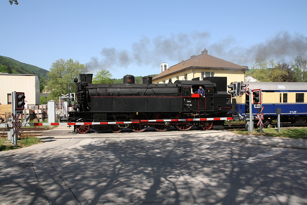 ÖGEG 77.28 am 29.April 2018 mit dem SR 14533 von St. Pölten nach St. Aegyd am Freiwalde bei der Haltestelle Traisen Markt.